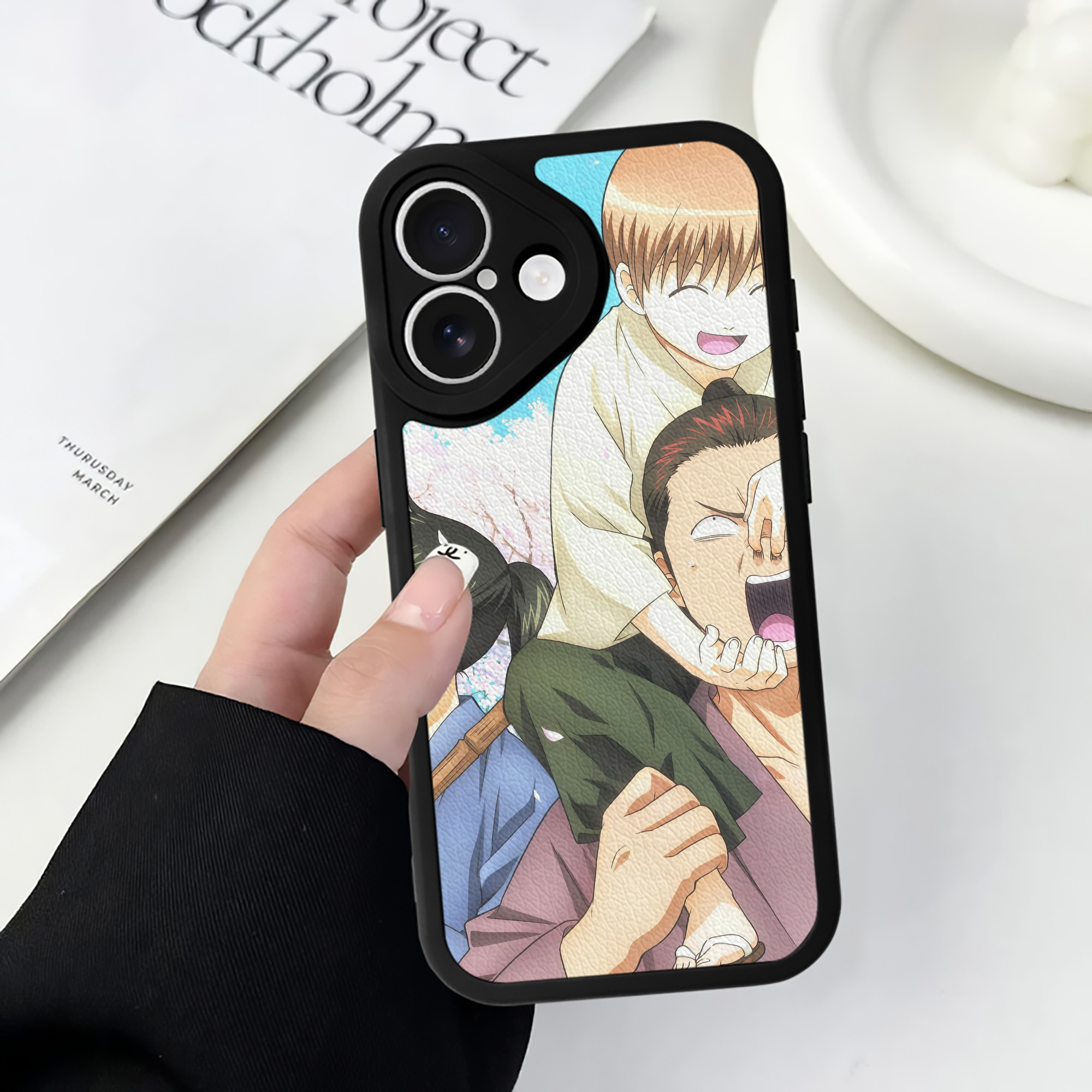 （画像用） ぎんたま 坂田銀時（さかたぎんとき） 神楽 志村新八（しむら しんぱち） GINTAMA Sakata Gintoki Kagura Shimura Shinpachi 【iPhone 16シリーズ対応】シリコンスマホケース（レザー調） 材質：シリコン